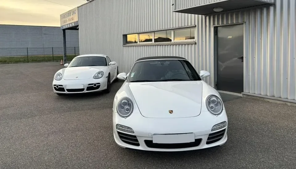 Photo de deux Porsche entretenues par la Carrosserie Lino